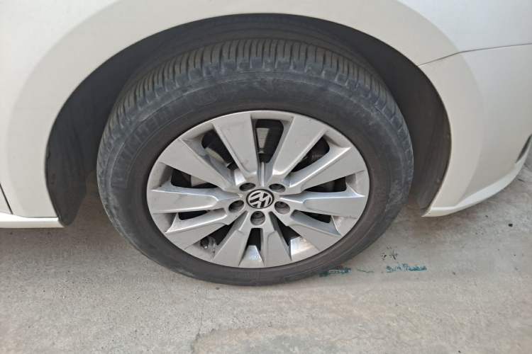 Used Volkswagen Lavida 2013 Revised Version 1.4 TSI DSG Comfort Edition Right Front Wheel Hub
