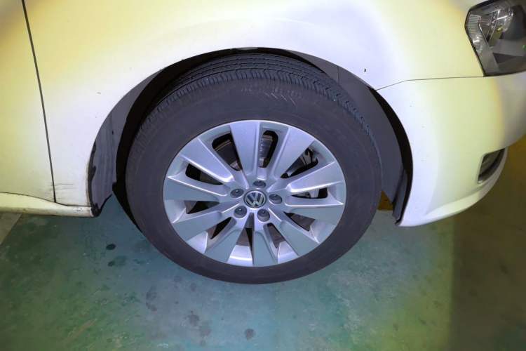 Used Volkswagen Lavida 2013 Restyled Classic 1.6L Manual Comfort Edition Right Front Wheel Hub