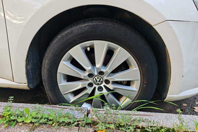 Used Volkswagen Lavida 2013 Restyled Classic 1.6L Manual Comfort Edition Right Front Wheel Hub