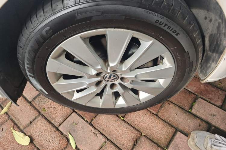 Used Volkswagen Lavida 2013 Revised Version 1.4 TSI Manual Comfort Edition Right Front Wheel Hub
