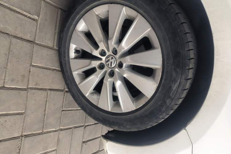 Used Volkswagen Lavida 2013 Restyled Classic 1.6L Automatic Comfort Edition Right Front Wheel Hub