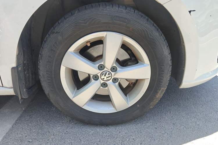 Used Volkswagen Lavida 2013 Revised Classic 1.6L Manual Fashion Edition Right Front Wheel Hub