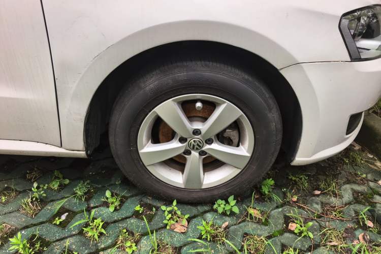 Used Volkswagen Lavida 2013 Revised Classic 1.6L Automatic Fashion Edition Right Front Wheel Hub