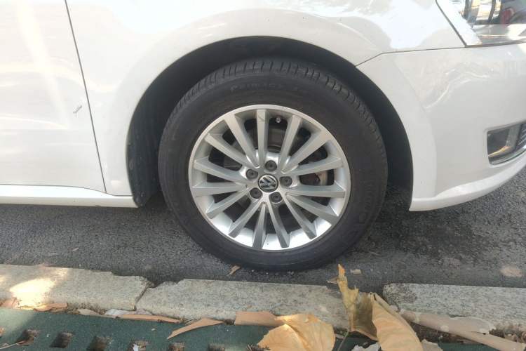 Used Volkswagen Lavida 2013 1.6L Automatic Comfort Edition Right Front Wheel Hub