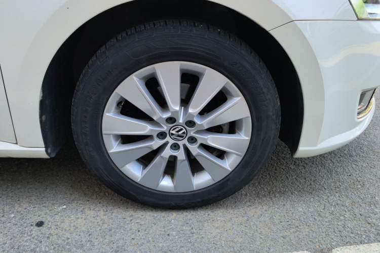 Used Volkswagen Lavida 2013 Restyled Classic 1.6L Manual Comfort Edition Right Front Wheel Hub