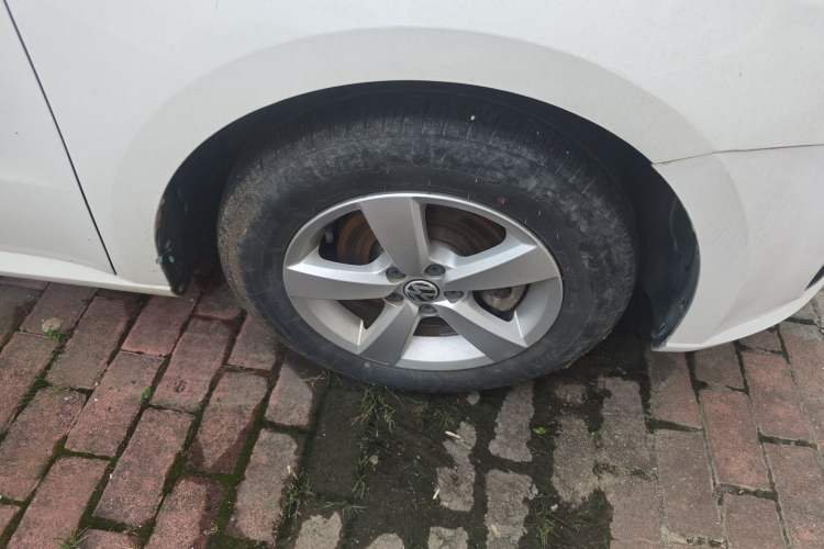 Used Volkswagen Lavida 2013 Revised Classic 1.6L Manual Fashion Edition Right Front Wheel Hub