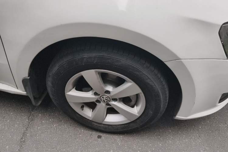 Used Volkswagen Lavida 2013 Revised Classic 1.6L Automatic Fashion Edition Right Front Wheel Hub