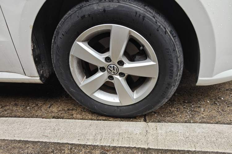 Used Volkswagen Lavida 2013 Revised Classic 1.6L Manual Fashion Edition Right Front Wheel Hub