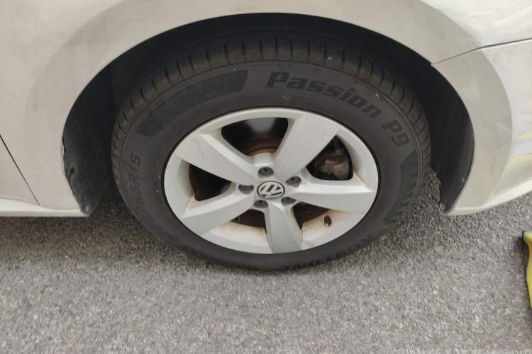 Used Volkswagen Lavida 2013 Revised Classic 1.6L Automatic Fashion Edition Right Front Wheel Hub