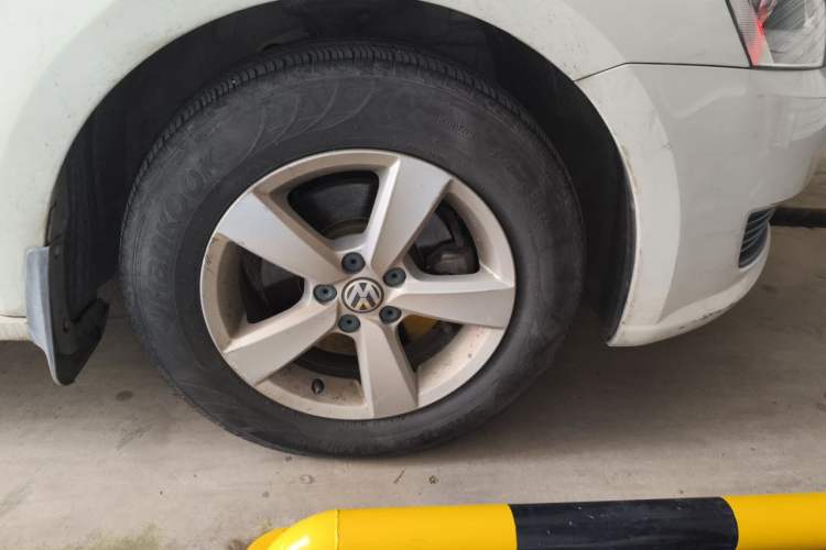 Used Volkswagen Lavida 2013 Revised Classic 1.6L Automatic Fashion Edition Right Front Wheel Hub