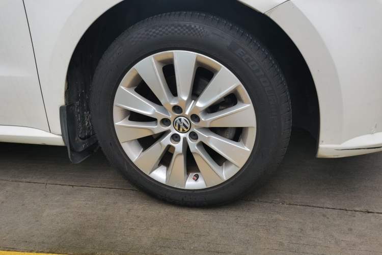 Used Volkswagen Lavida 2013 Restyled Classic 1.6L Automatic Comfort Edition Right Front Wheel Hub