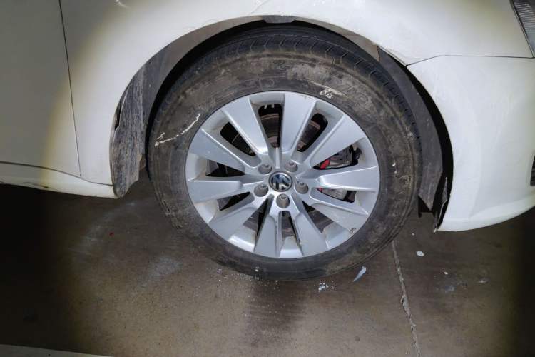 Used Volkswagen Lavida 2013 Restyled Classic 1.6L Manual Comfort Edition Right Front Wheel Hub