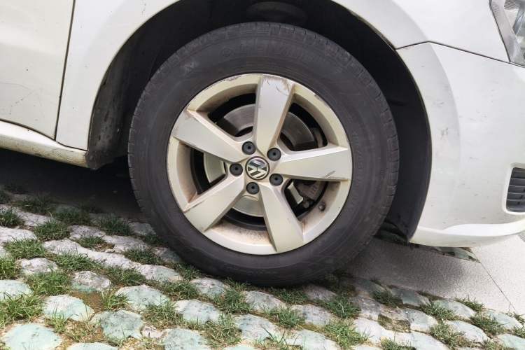 Used Volkswagen Lavida 2013 Revised Classic 1.6L Automatic Fashion Edition Right Front Wheel Hub