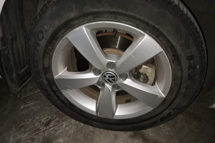 Used Volkswagen Lavida 2013 Revised Classic 1.6L Automatic Fashion Edition Right Front Wheel Hub