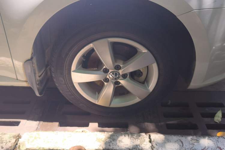 Used Volkswagen Lavida 2013 Revised Classic 1.6L Manual Fashion Edition Right Front Wheel Hub