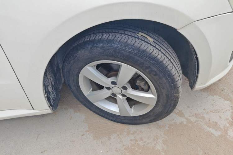 Used Volkswagen Lavida 2013 Revised Classic 1.6L Automatic Fashion Edition Right Front Wheel Hub