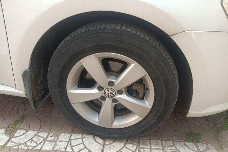 Used Volkswagen Lavida 2013 Revised Classic 1.6L Automatic Fashion Edition Right Front Wheel Hub