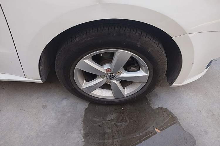 Used Volkswagen Lavida 2013 Revised Classic 1.6L Automatic Fashion Edition Right Front Wheel Hub