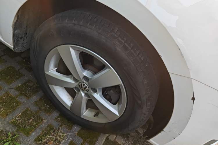 Used Volkswagen Lavida 2013 Revised Classic 1.6L Manual Fashion Edition Right Front Wheel Hub