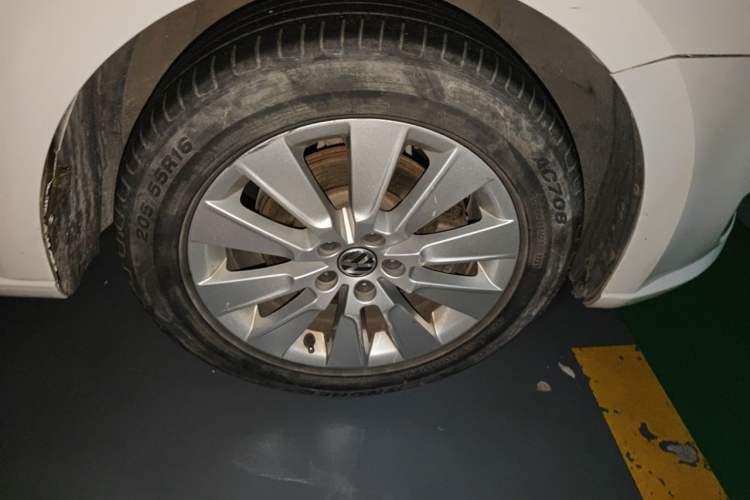 Used Volkswagen Lavida 2013 1.6L Manual Comfort Edition Right Front Wheel Hub