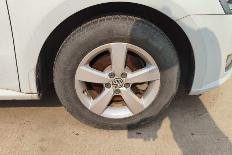 Used Volkswagen Lavida 2013 Revised Classic 1.6L Automatic Fashion Edition Right Front Wheel Hub