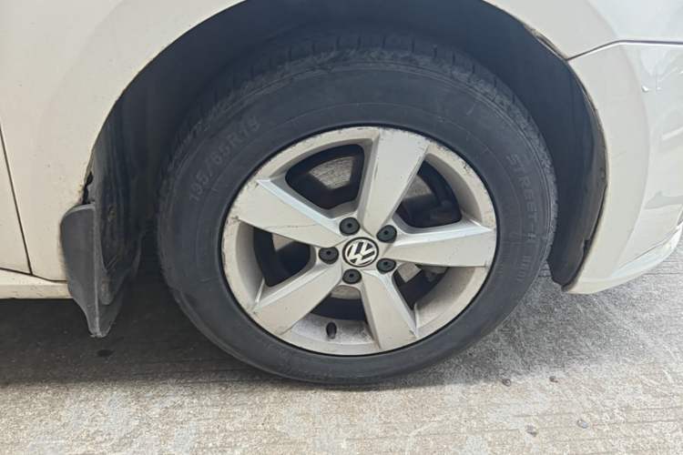 Used Volkswagen Lavida 2013 Revised Classic 1.6L Manual Fashion Edition Right Front Wheel Hub