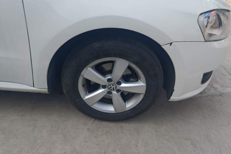 Used Volkswagen Lavida 2013 Revised Classic 1.6L Automatic Fashion Edition Right Front Wheel Hub