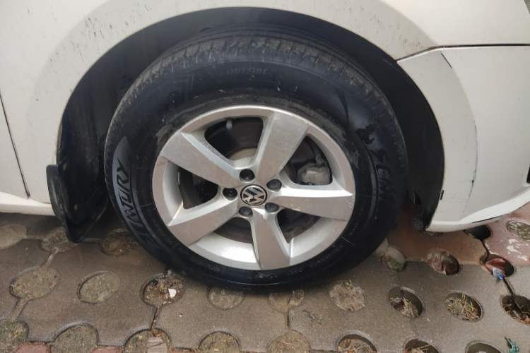 Used Volkswagen Lavida 2013 Revised Classic 1.6L Manual Fashion Edition Right Front Wheel Hub