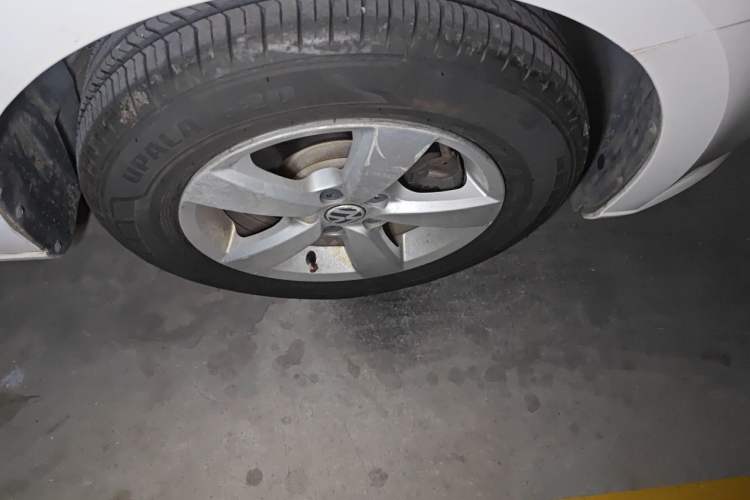 Used Volkswagen Lavida 2013 Revised Classic 1.6L Manual Fashion Edition Right Front Wheel Hub