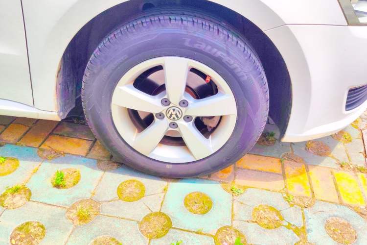 Used Volkswagen Lavida 2013 Revised Classic 1.6L Automatic Fashion Edition Right Front Wheel Hub