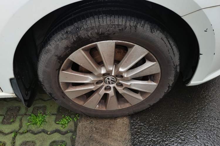 Used Volkswagen Lavida 2013 Revised Version 1.4 TSI DSG Comfort Edition Right Front Wheel Hub