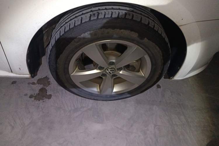 Used Volkswagen Lavida 2013 Revised Classic 1.6L Manual Fashion Edition Right Front Wheel Hub