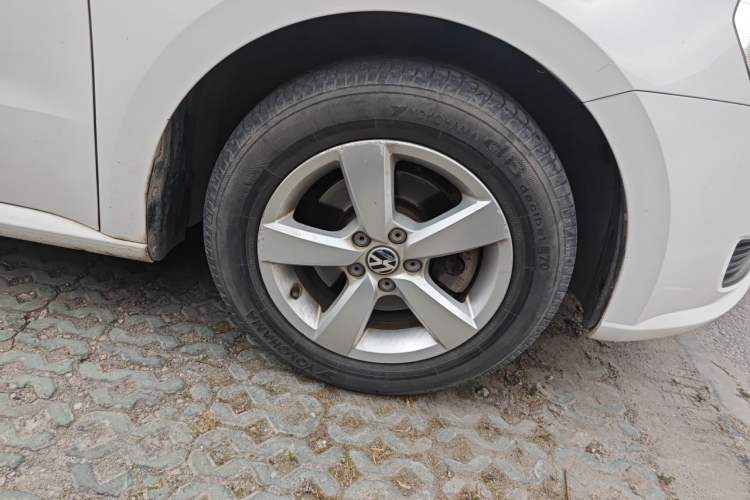 Used Volkswagen Lavida 2013 Revised Classic 1.6L Manual Fashion Edition Right Front Wheel Hub