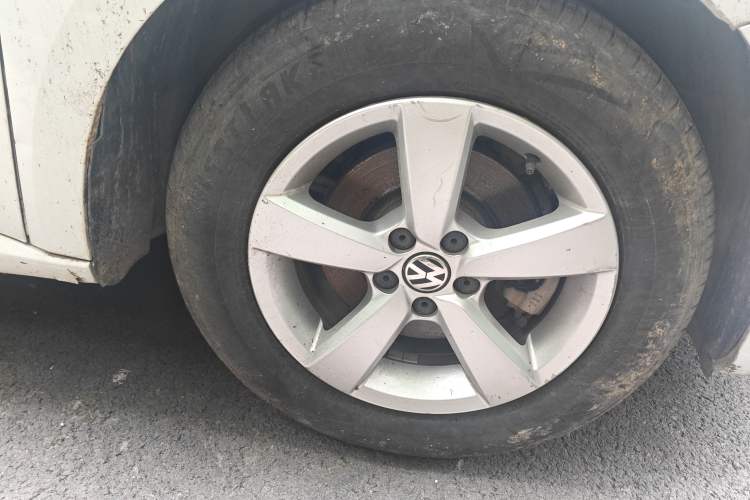 Used Volkswagen Lavida 2013 Revised Classic 1.6L Automatic Fashion Edition Right Front Wheel Hub