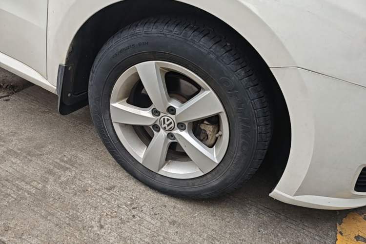 Used Volkswagen Lavida 2013 Revised Classic 1.6L Manual Fashion Edition Right Front Wheel Hub