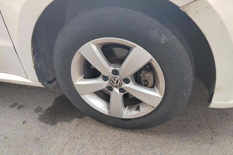 Used Volkswagen Lavida 2013 Revised Classic 1.6L Manual Fashion Edition Right Front Wheel Hub