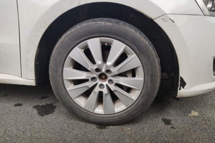 Used Volkswagen Lavida 2013 1.6L Automatic Comfort Edition Right Front Wheel Hub
