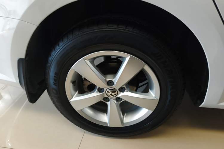 Used Volkswagen Lavida 2013 Revised Classic 1.6L Manual Fashion Edition Right Rear Wheel Hub