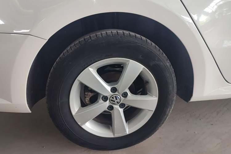 Used Volkswagen Lavida 2013 Revised Classic 1.6L Manual Fashion Edition Right Rear Wheel Hub