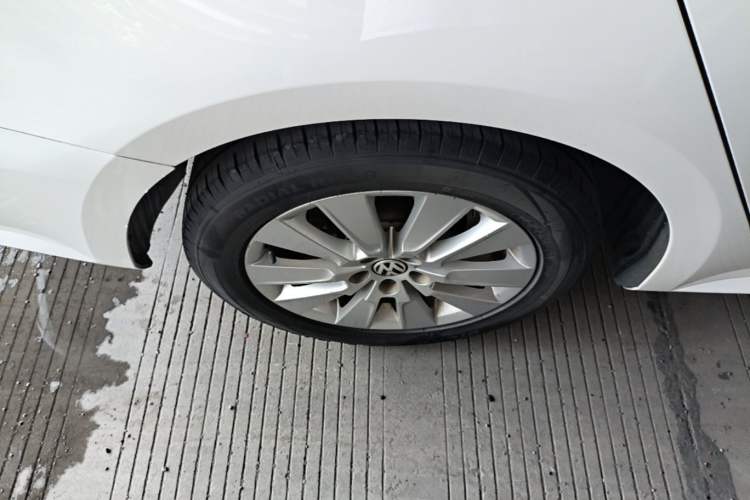 Used Volkswagen Lavida 2013 Restyled Classic 1.6L Manual Comfort Edition Right Rear Wheel Hub