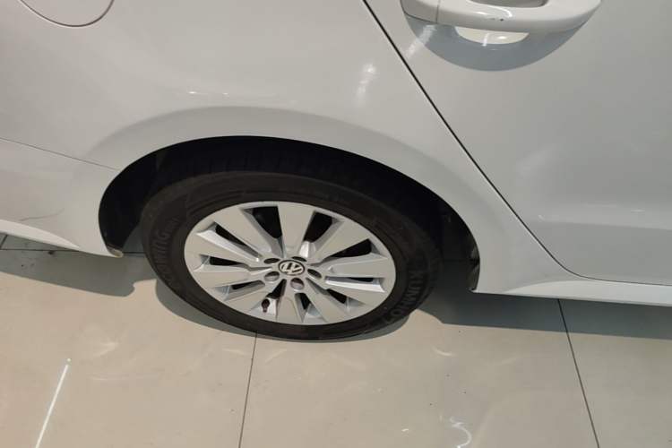 Used Volkswagen Lavida 2013 Revised Version 1.4 TSI DSG Comfort Edition Right Rear Wheel Hub
