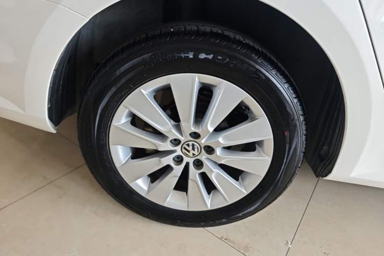 Used Volkswagen Lavida 2013 Restyled Classic 1.6L Automatic Comfort Edition Right Rear Wheel Hub