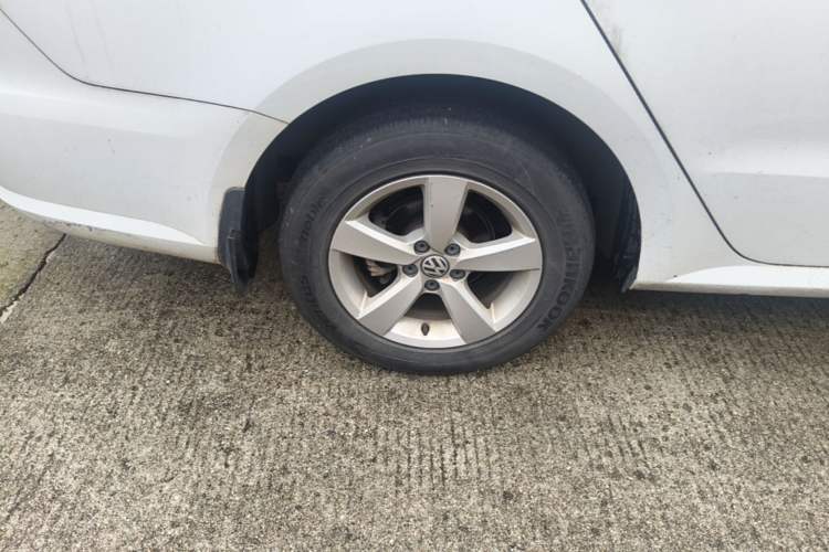 Used Volkswagen Lavida 2013 Revised Classic 1.6L Automatic Fashion Edition Right Rear Wheel Hub