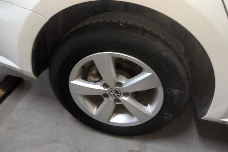 Used Volkswagen Lavida 2013 Revised Classic 1.6L Manual Fashion Edition Right Rear Wheel Hub