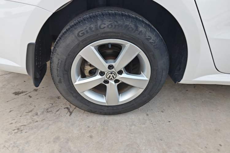 Used Volkswagen Lavida 2013 Revised Classic 1.6L Automatic Fashion Edition Right Rear Wheel Hub