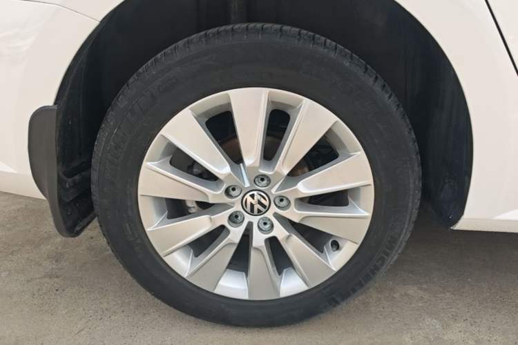 Used Volkswagen Lavida 2013 Revised Version 1.4 TSI DSG Comfort Edition Right Rear Wheel Hub