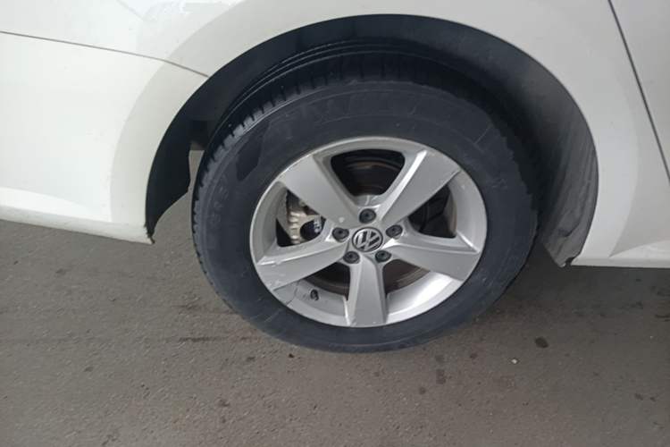 Used Volkswagen Lavida 2013 Revised Classic 1.6L Automatic Fashion Edition Right Rear Wheel Hub