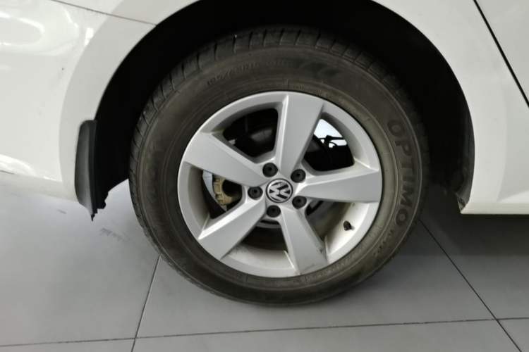 Used Volkswagen Lavida 2013 Revised Classic 1.6L Automatic Fashion Edition Right Rear Wheel Hub