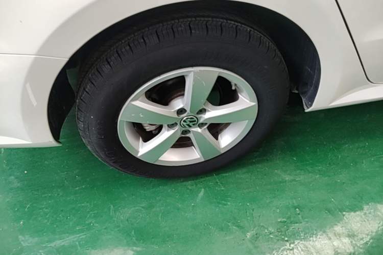 Used Volkswagen Lavida 2013 Revised Classic 1.6L Automatic Fashion Edition Right Rear Wheel Hub