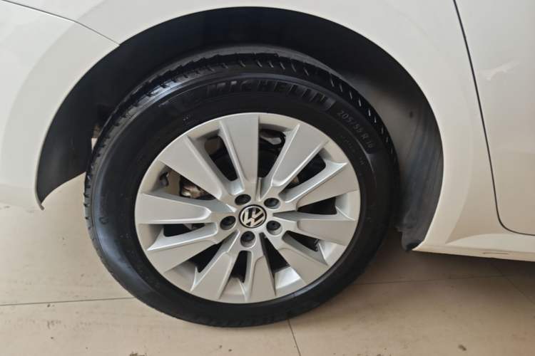 Used Volkswagen Lavida 2013 Revised Version 1.4 TSI DSG Comfort Edition Right Rear Wheel Hub